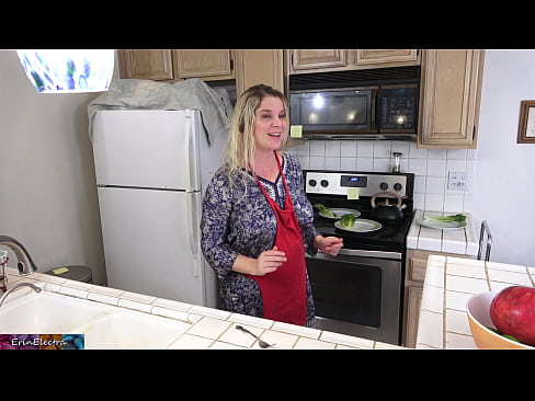 ❤️ Madrastra ordeñándole en la cocina antes de su cita ️  Sexo en es.liporno.ru ❌️
