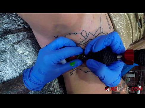 ❤️ Extremadamente tatuado hottie Sully Savage consiguió un tatuaje en su clítoris ️  Sexo en es.liporno.ru ❌️